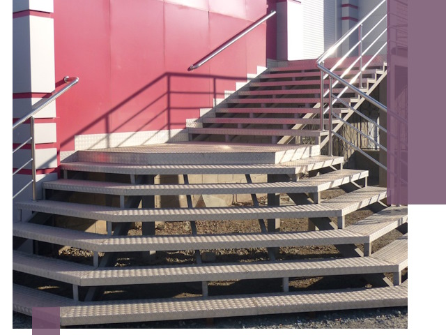 Лестницы для магазина в Краснотурьинске — изготовление и монтаж