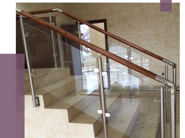 Комбинированные перила из металла и дерева в Краснотурьинске