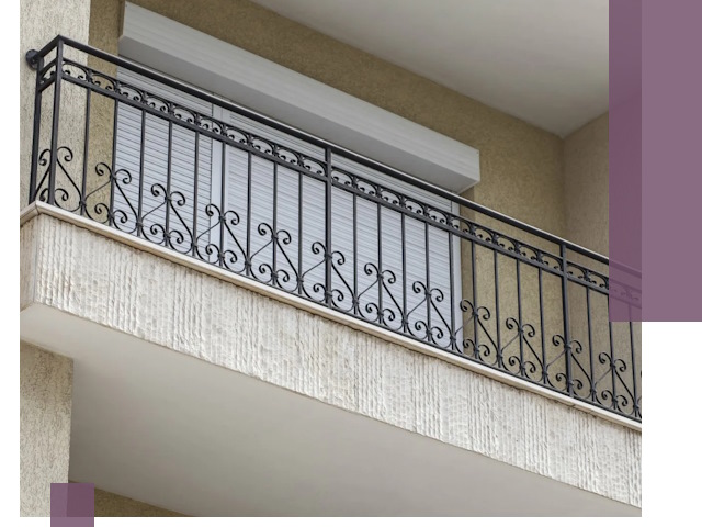 Балконные ограждения из металла и стекла в Краснотурьинске для домов