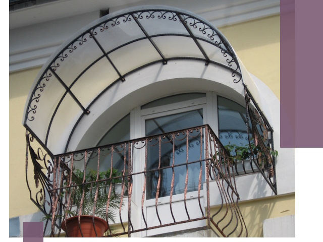 Козырьки над балконом в Краснотурьинске — изготовление и монтаж